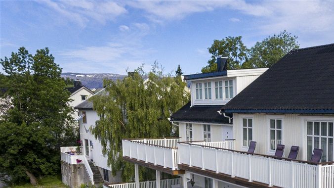 Huset ligger vakkert til i sentrum av Hemnesberget, 2 minutter til butikken og 4 min til bryggen hvis du vil nyte sjøen. 
Balkongen er også fantastisk for rekreasjon og avslapning i fluktstolen eller yoga:) 


